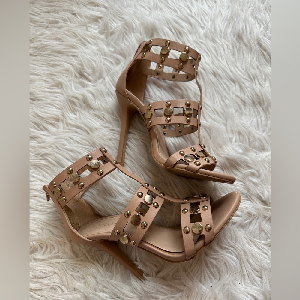 Nude/tan Venus 4 inch heels. Used in great condition. Size 8